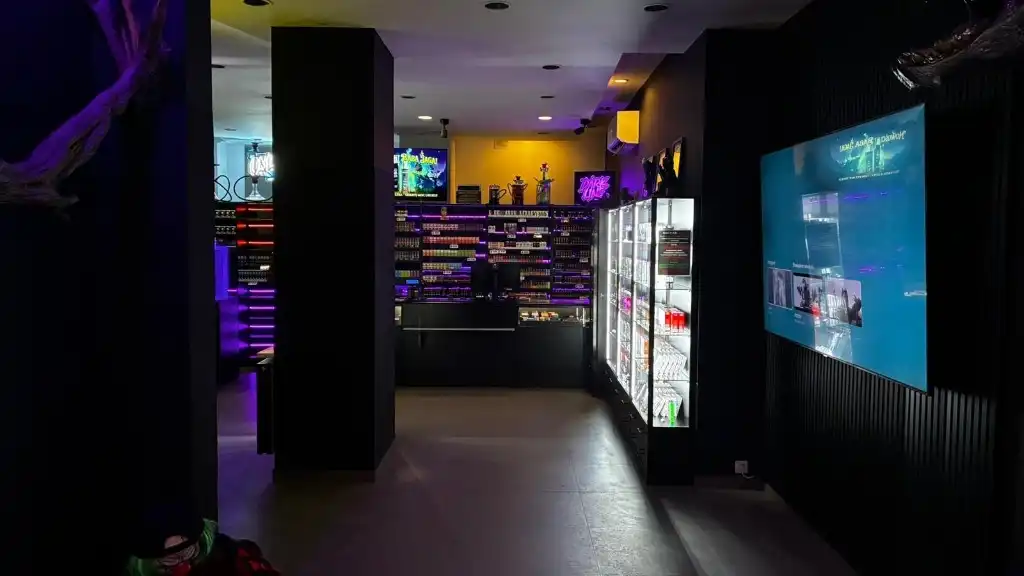 Wnętrze Vape Shop Baba Jaga Częstochowa - półki z liquidami, e-papierosy, akcesoria