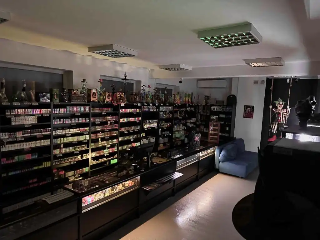 Wnętrze Vape Shop Baba Jaga Pajęczno - półki z liquidami, e-papierosy, akcesoria
